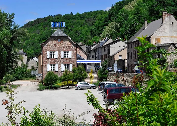 Logis Hôtel Restaurant Les 2 Rives - A75, en bordure de rivière